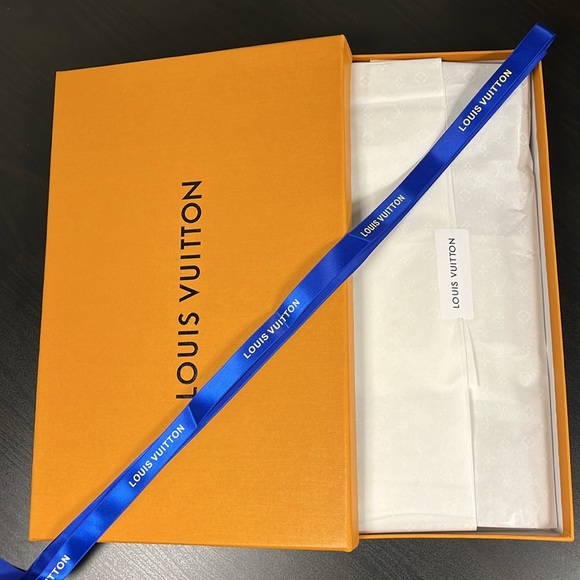 Louis Vuitton Shawl Monogram 30%Silk, 70% Cashmere including the box and ribbon - Picture 3 of 17